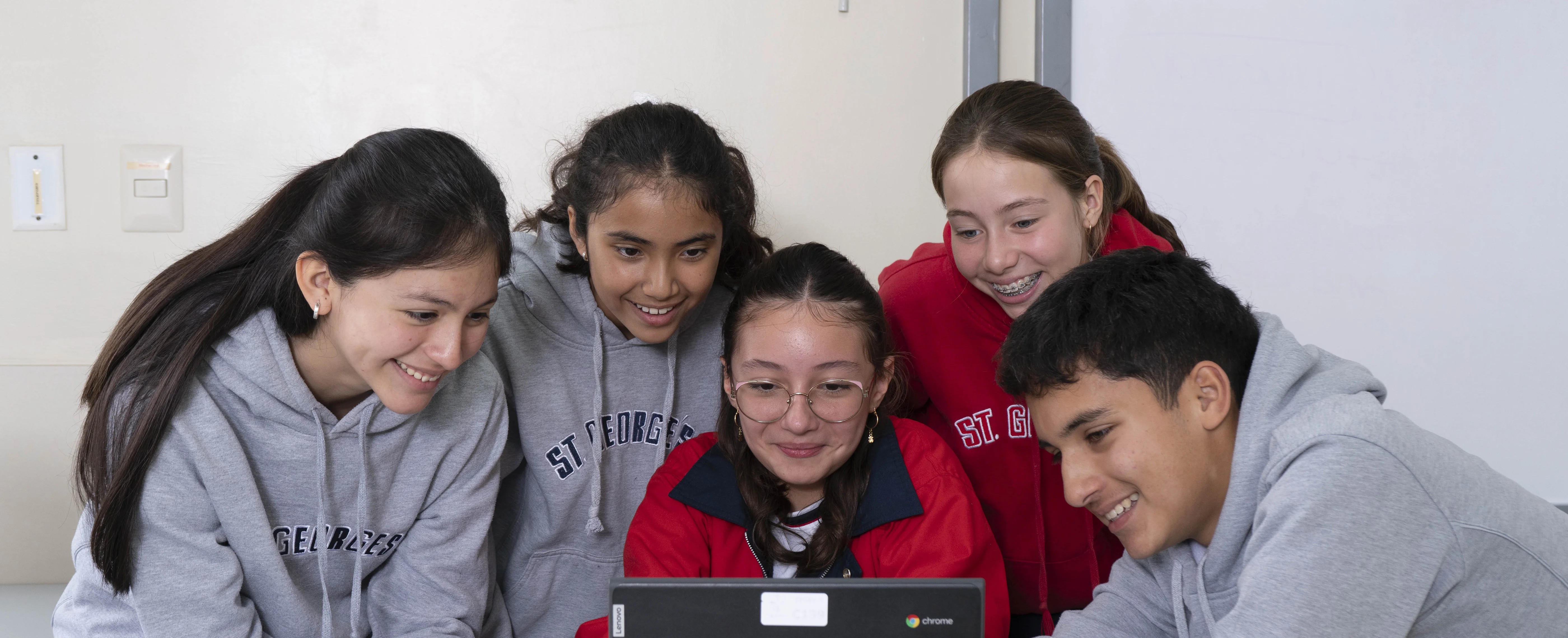 Solicita información